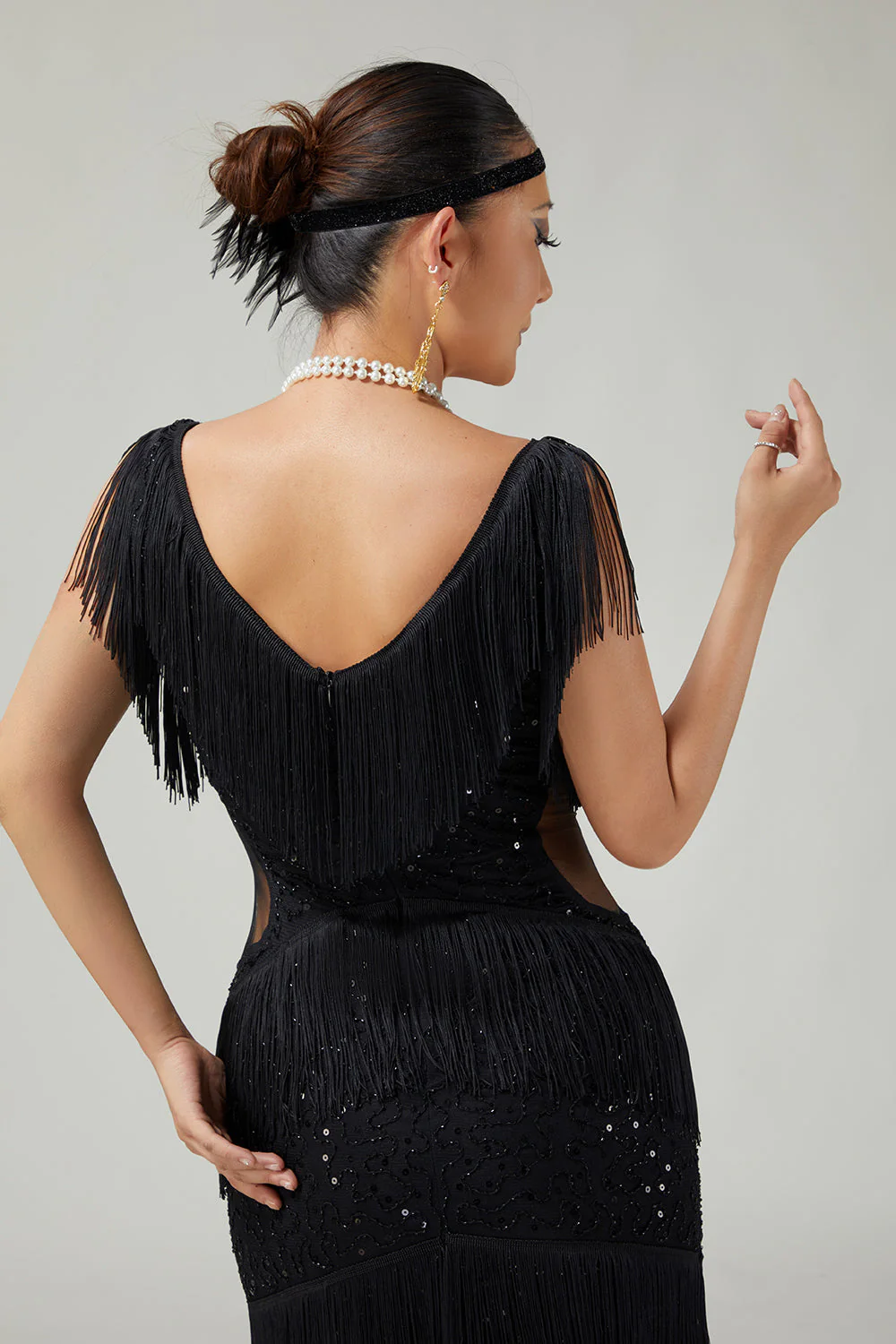Robe moulante à paillettes à franges à volants à col en V noir des années 1920 avec ensemble de 5 accessoires - Image 5