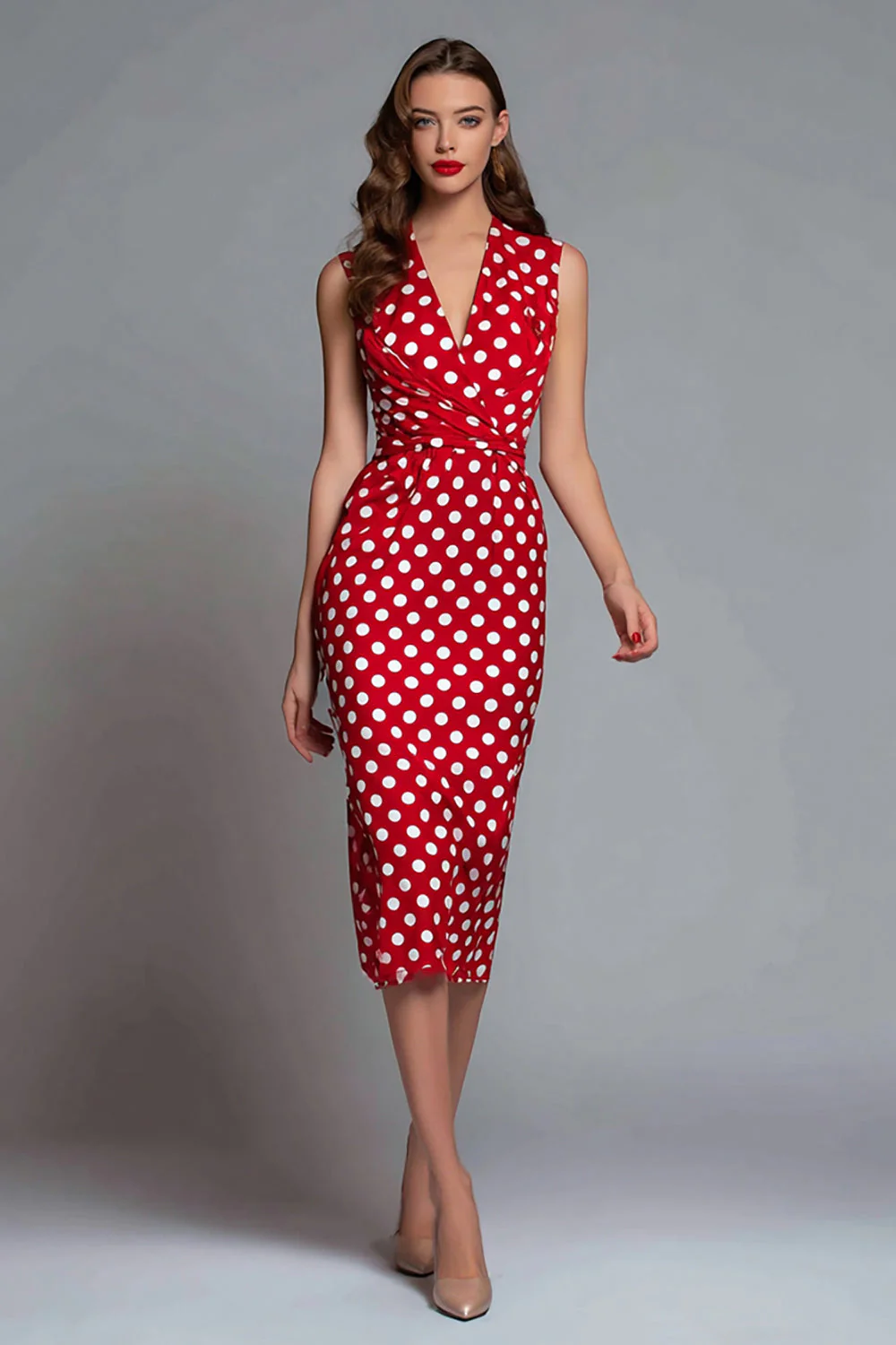 Robe moulante à pois en satin rouge à col en V