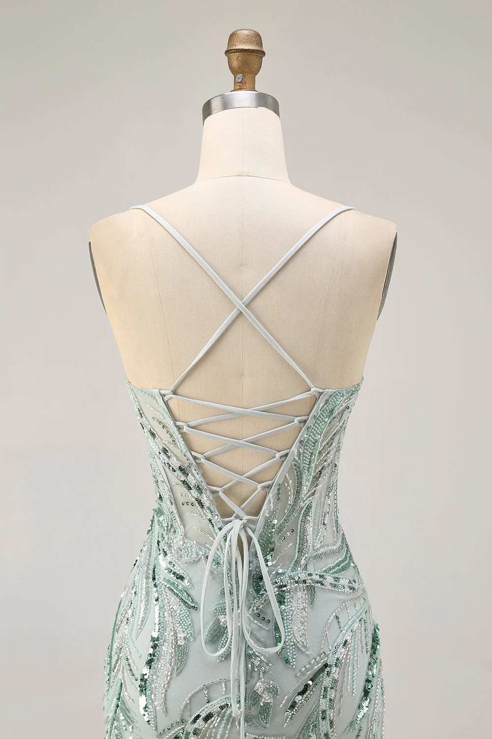 Robe de cocktail moulante aux alentours perlée verte avec lacets dans le dos - Image 7