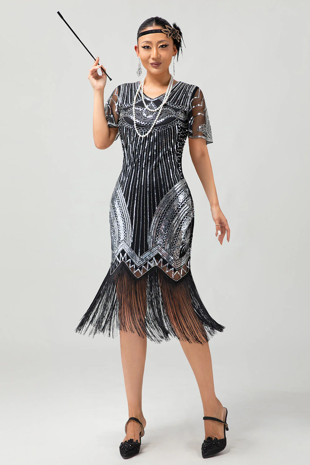 Robe années 20 noire et dorée moulante à paillettes avec pompons - Image 18
