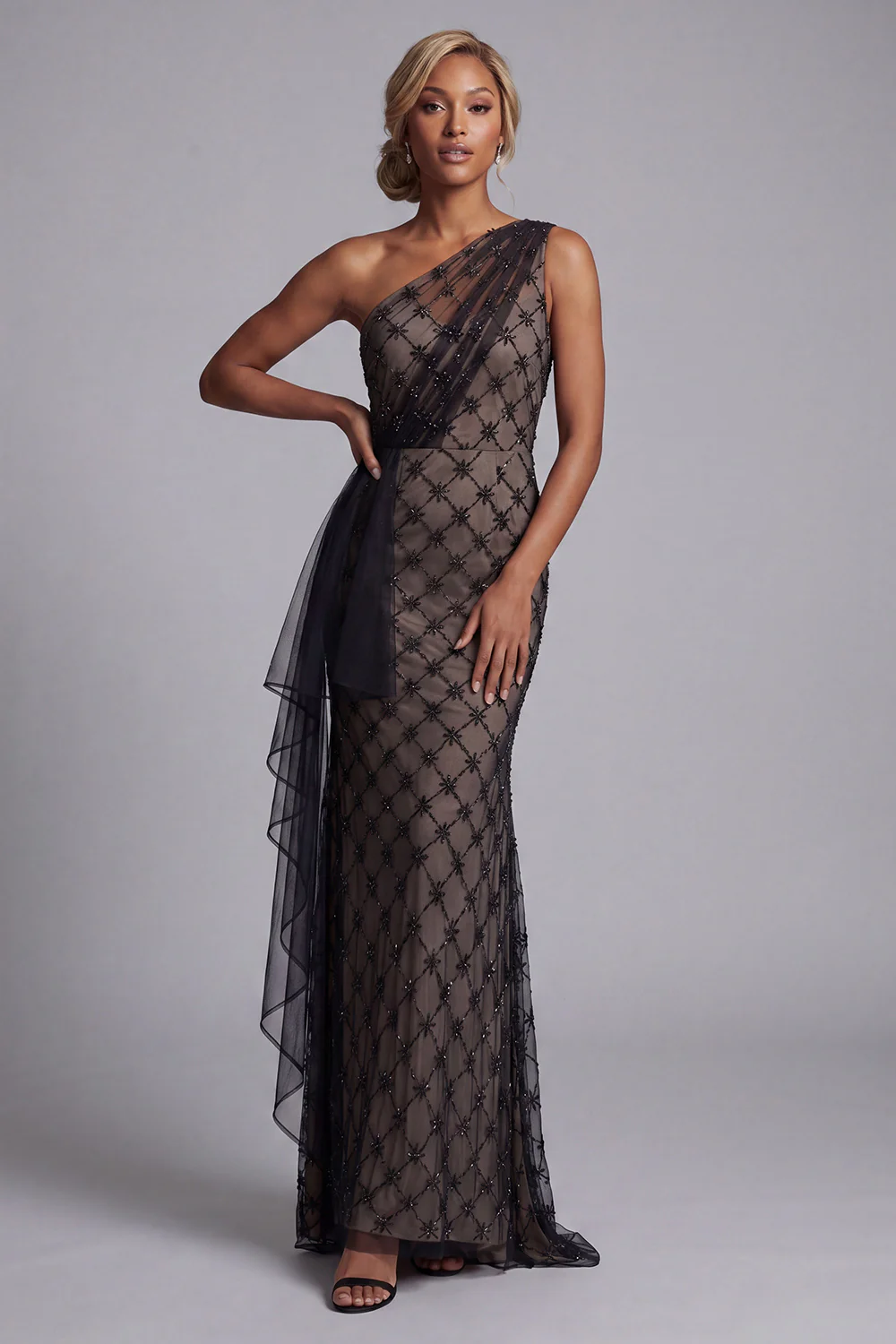 Robe noire à carreaux longue sirène à une épaule avec volants - Image 3