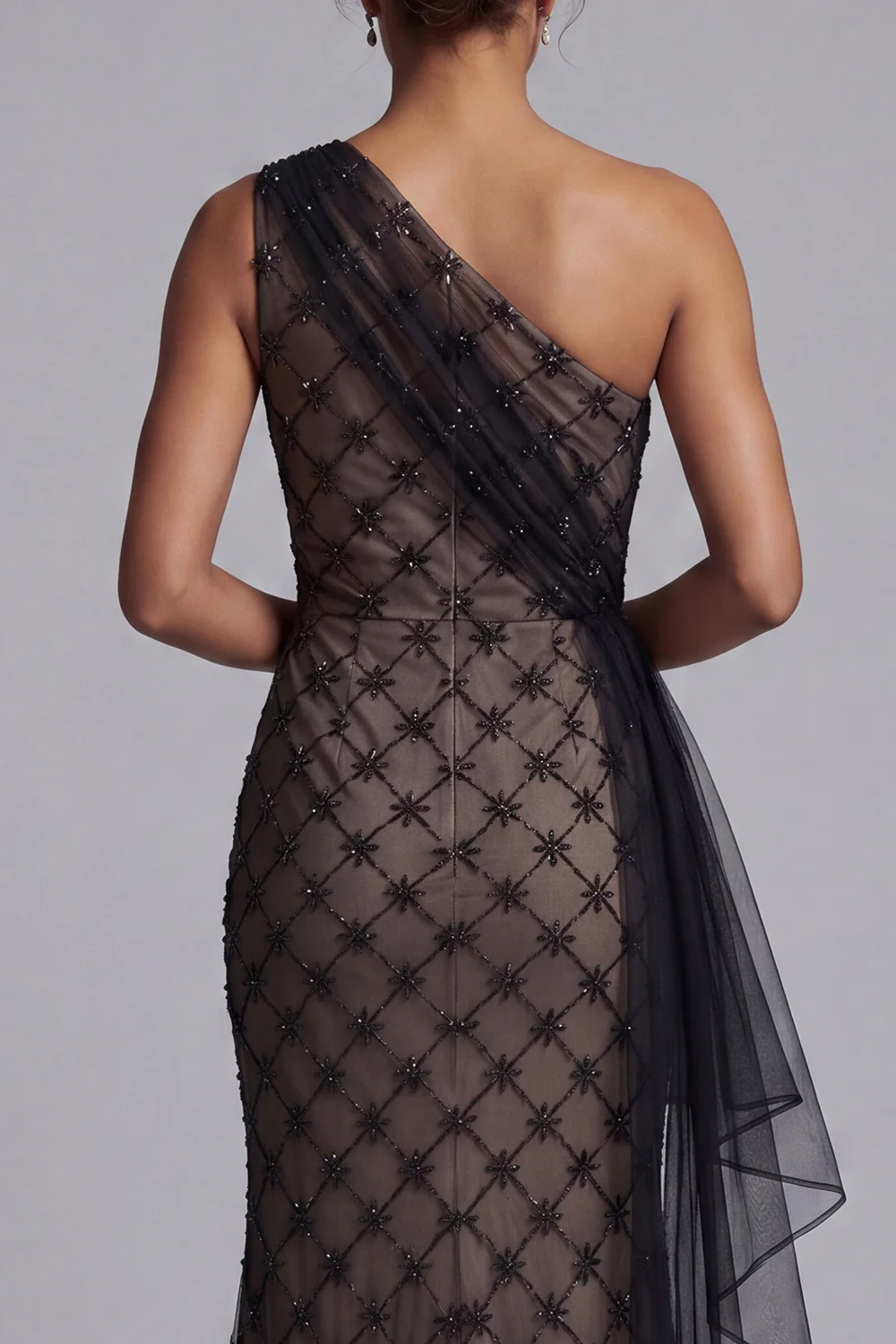 Robe noire à carreaux longue sirène à une épaule avec volants - Image 5