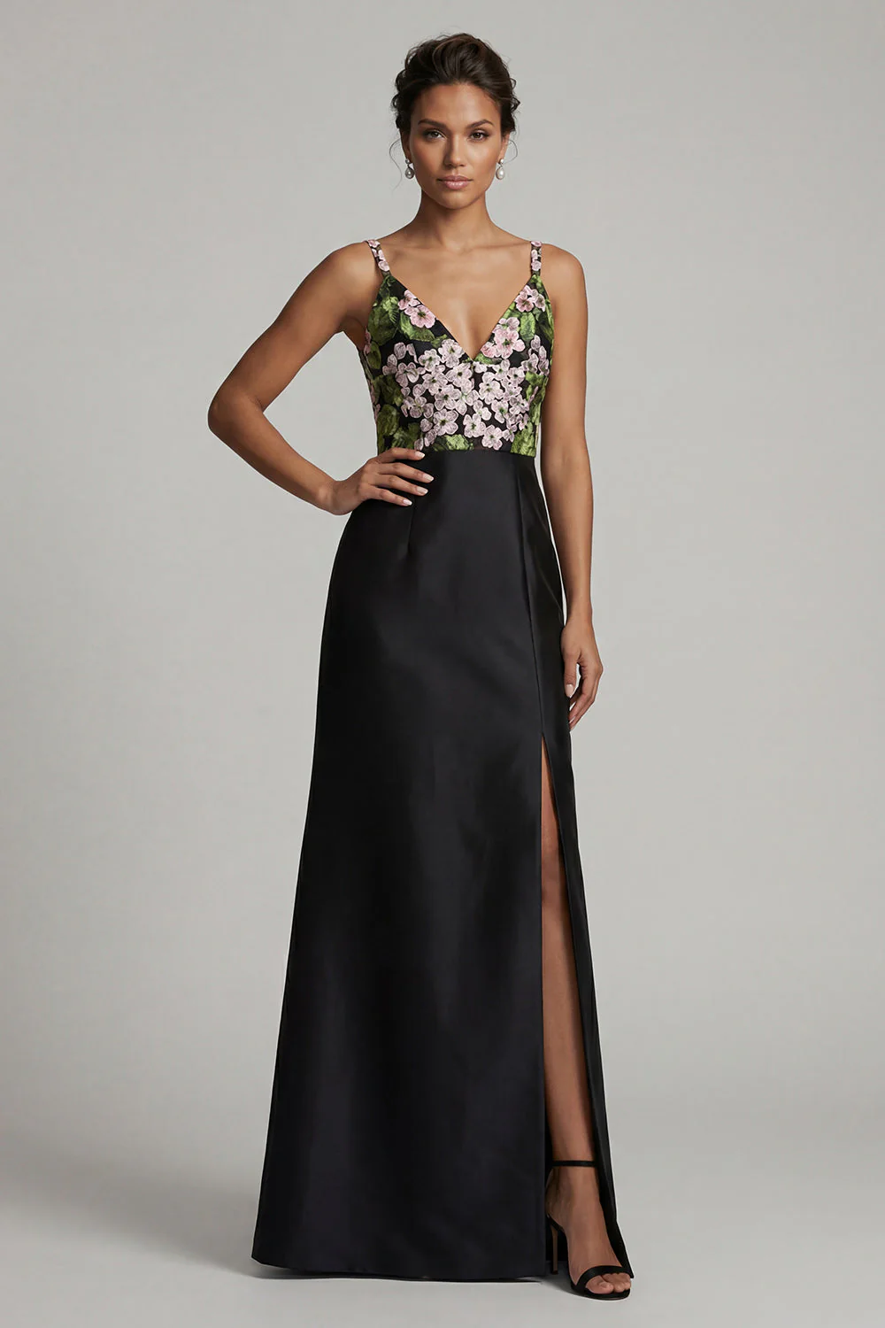 Robe noire longue à col en V en forme de fête