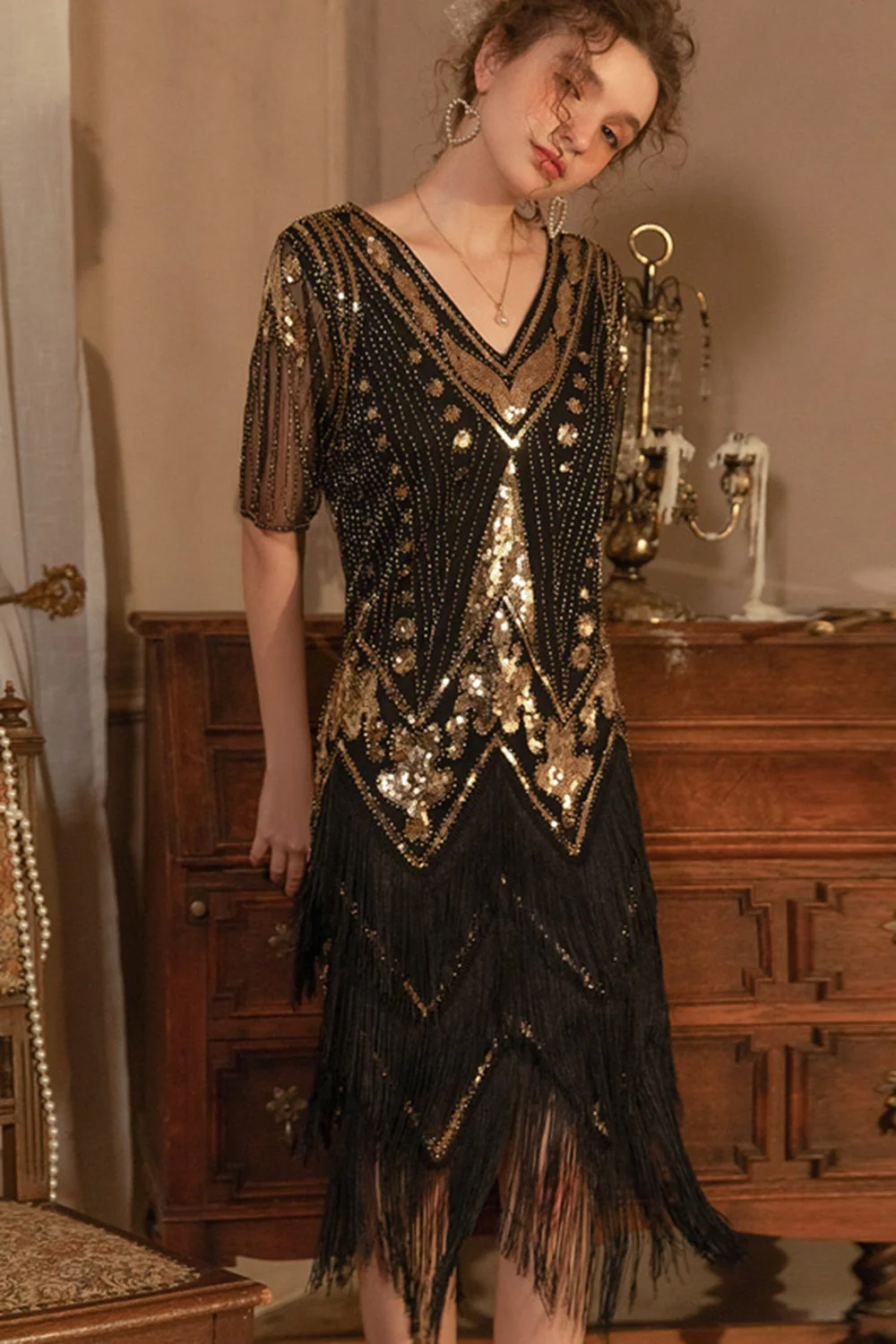 Robe Gatsby noire à sequins et franges manches courtes dorées années 1920 - Image 3
