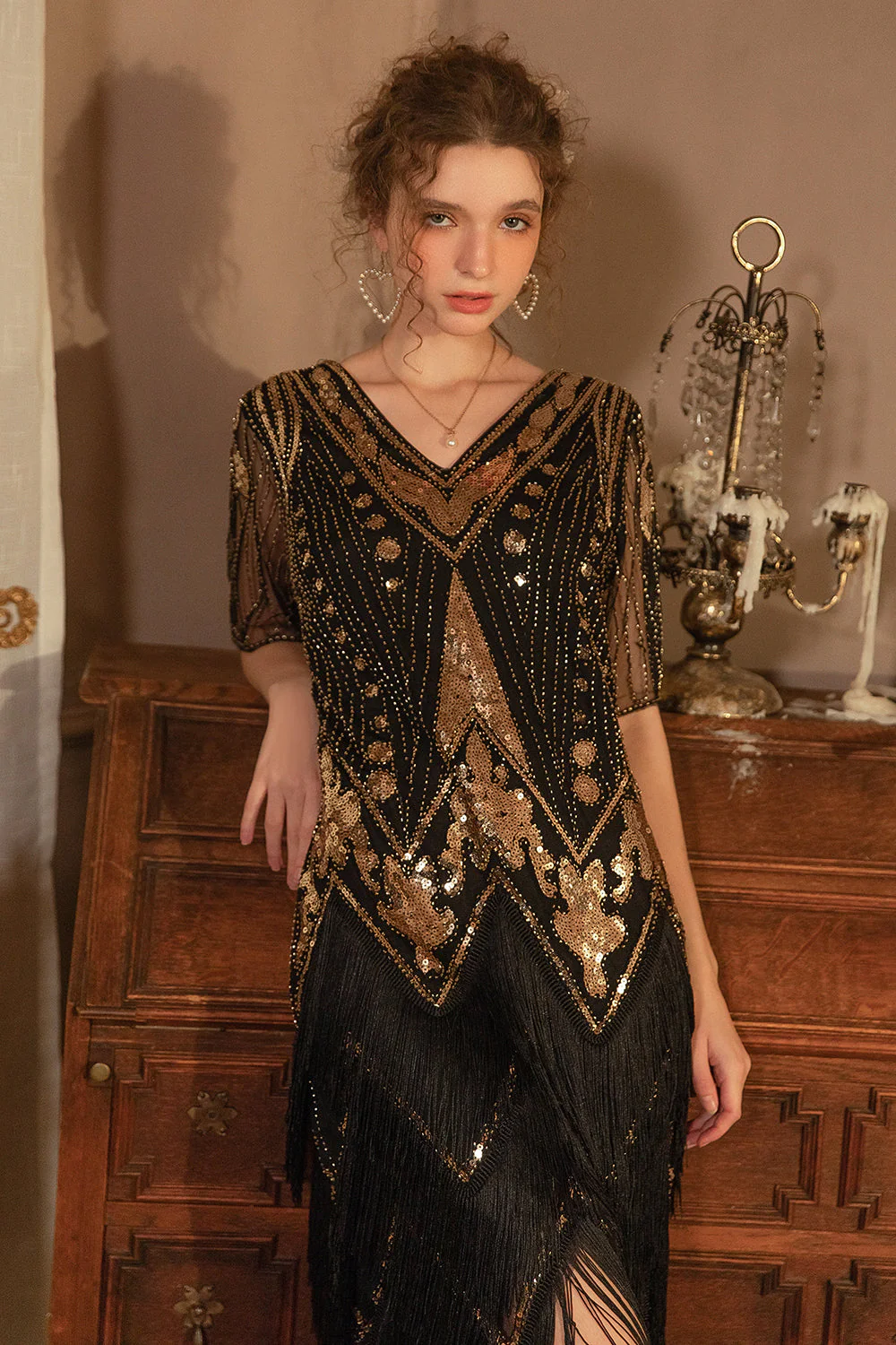 Robe Gatsby noire à sequins et franges manches courtes dorées années 1920 - Image 4