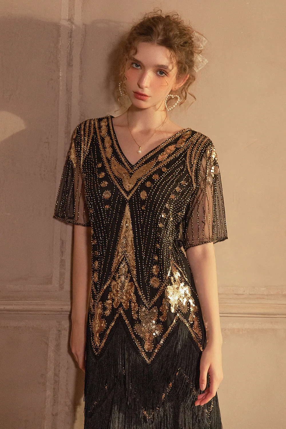 Robe Gatsby noire à sequins et franges manches courtes dorées années 1920 - Image 5