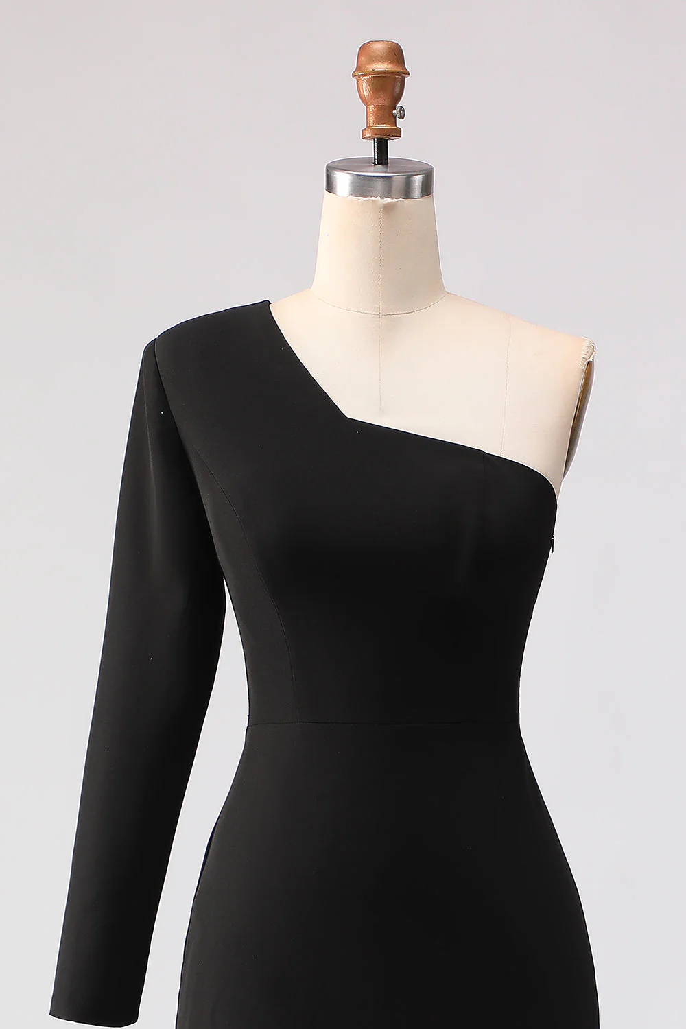 Robe noire sirène en satin à une épaule avec fente - Image 5
