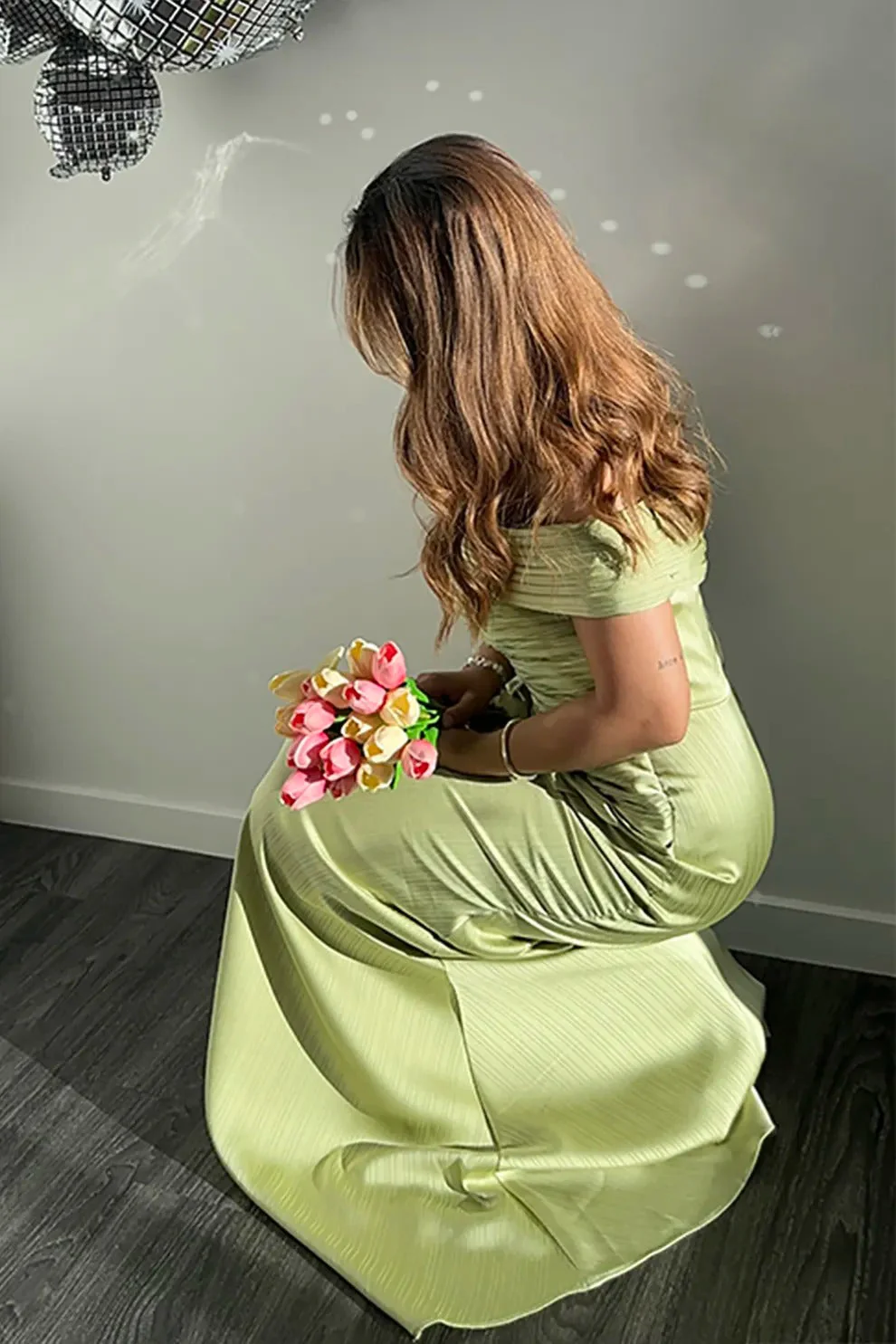 Robe Tapis Rouge Vert Satin Métallisé Épaules Dénudées - Image 5