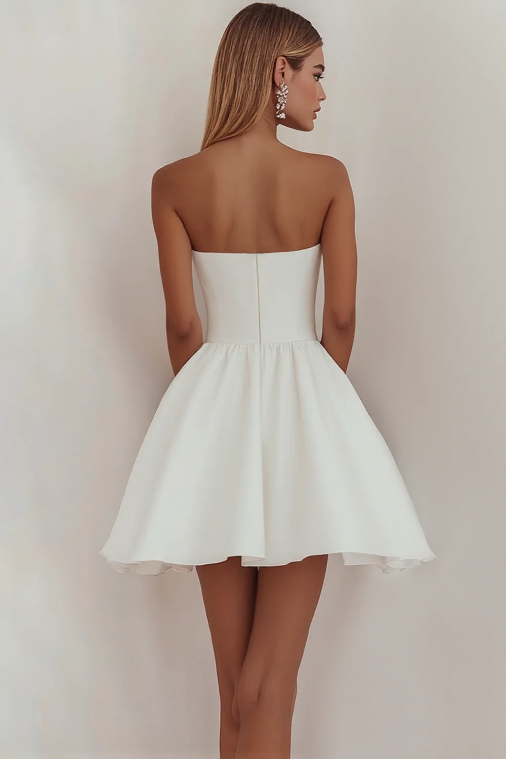 Petite robe blanche en satin trapèze longueur genou - Image 2