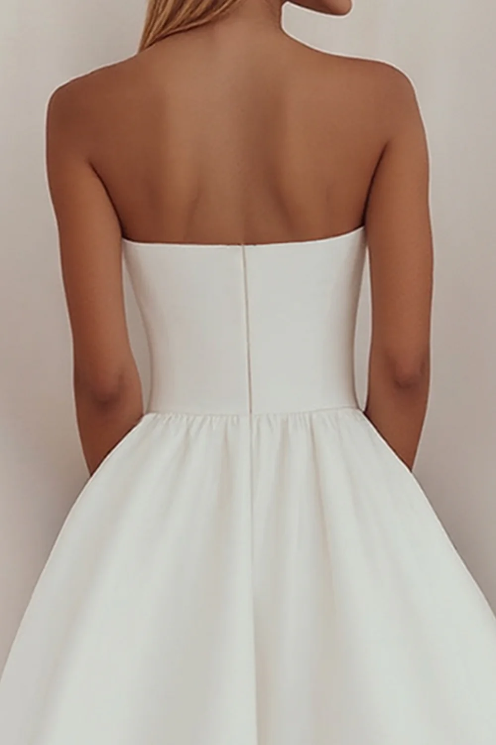 Petite robe blanche en satin trapèze longueur genou - Image 4