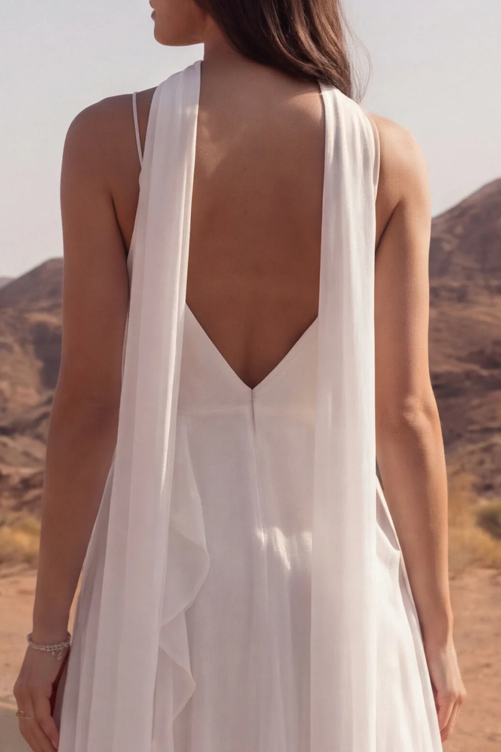 Robes de mariée à bretelles fines ivoire Une ligne longue de mariée de plage avec volants - Image 4