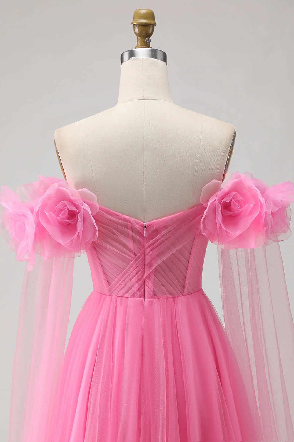 Rose vif Une ligne décollée sur les épaules Longue robe de bal en tulle plissé avec serpentin - Image 5