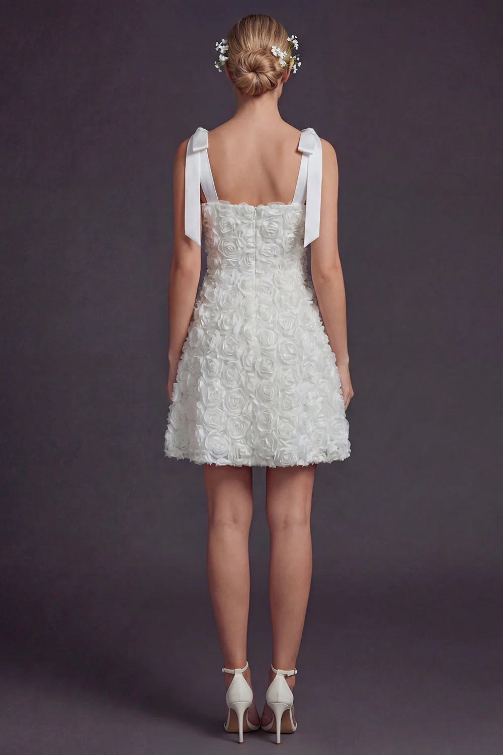 Sangles à nœud papillon blancs Une robe de mariée courte à ligne avec des fleurs 3D - Image 2