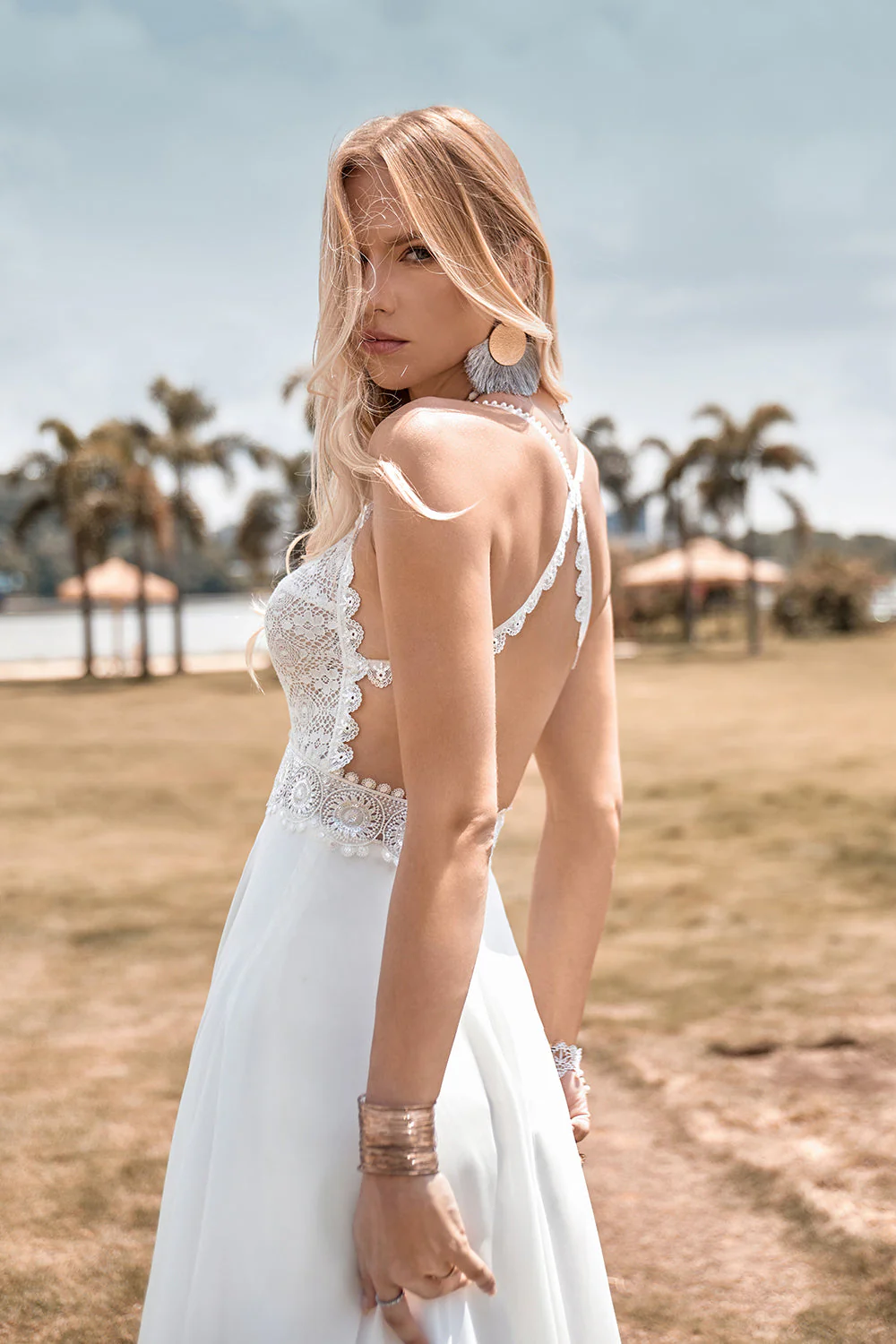 Sangles Spaghetti sans dos en dentelle Robe de mariée Boho avec fente - Image 6