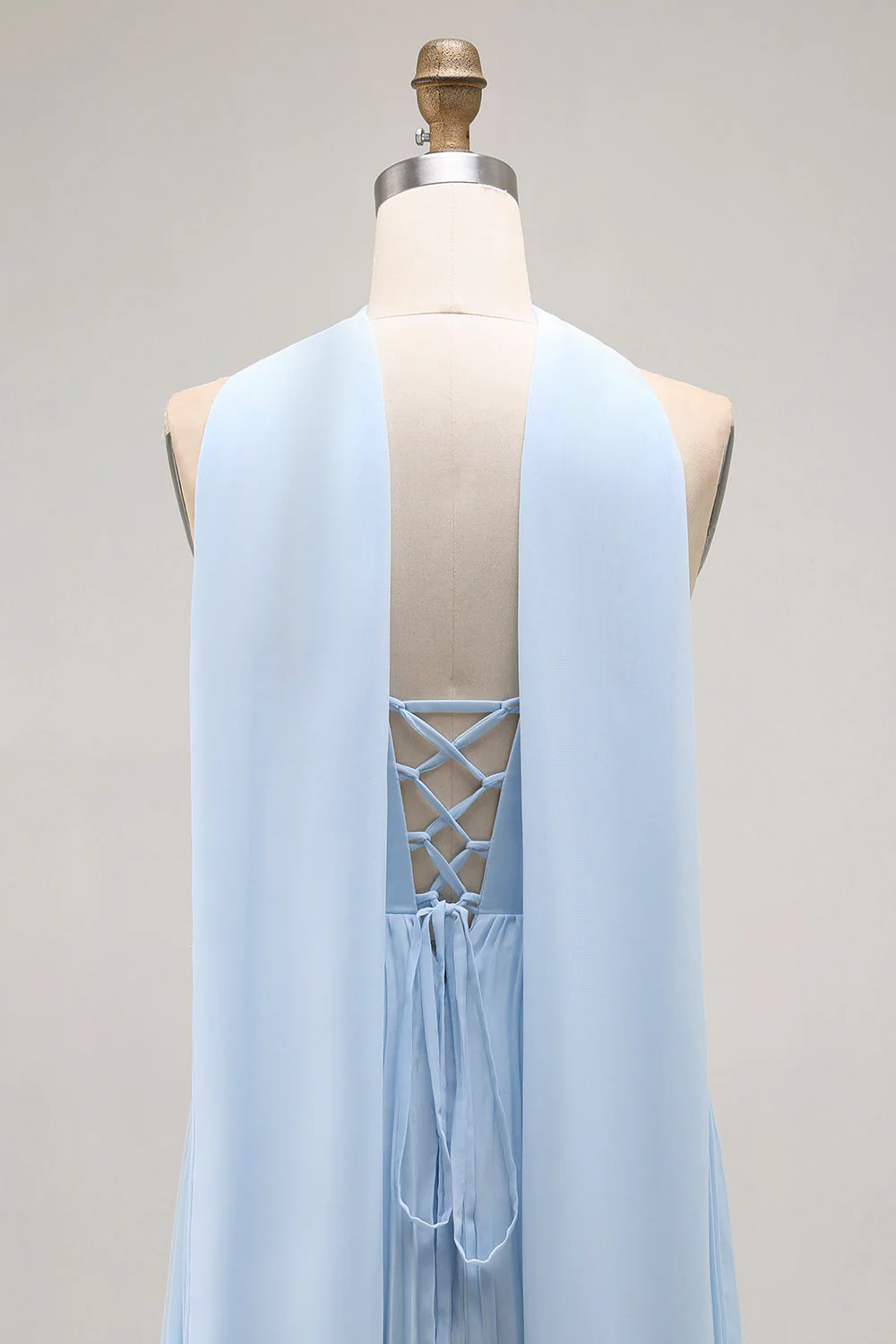 Sans bretelles bleu ciel Une robe de demoiselle d’honneur plissée avec écharpe dos nu - Image 5