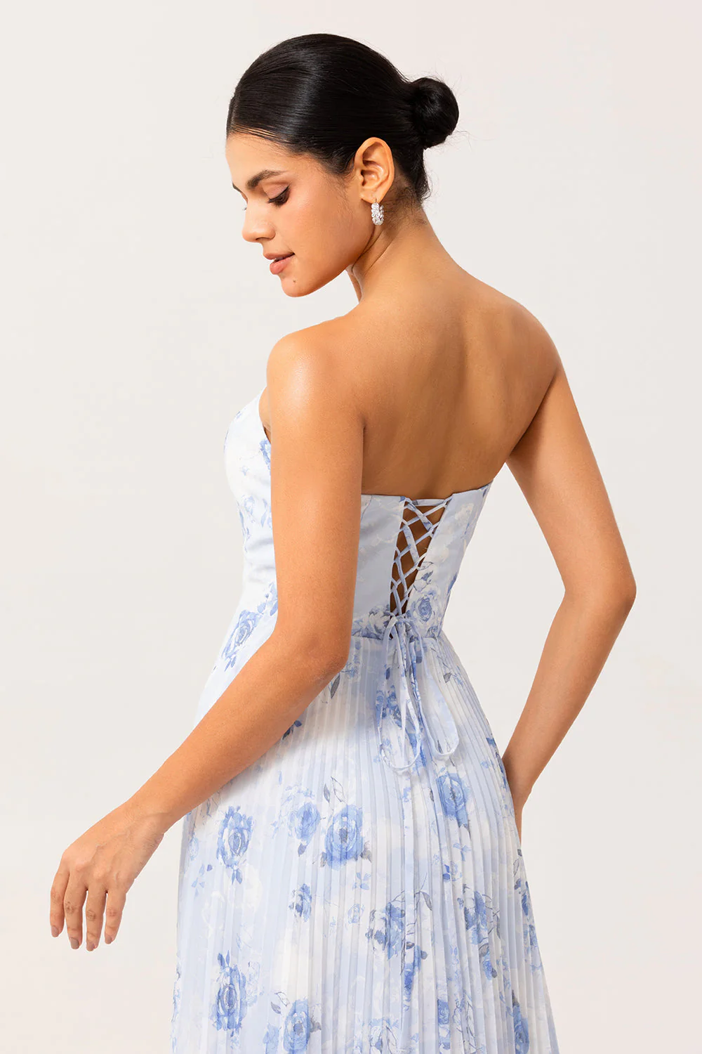 Sans bretelles bleu Floral Une ligne plissée longue robe de demoiselle d’honneur - Image 5