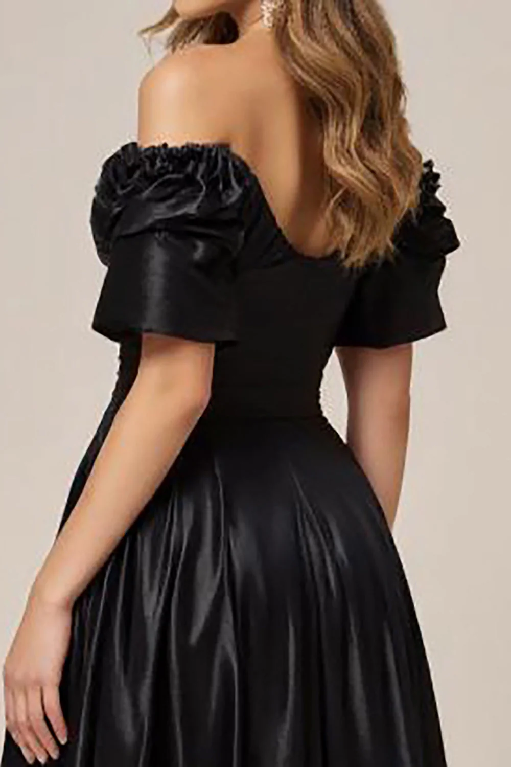 Satin noir à épaules dénudées Robe de bal trapèze avec fente - Image 4