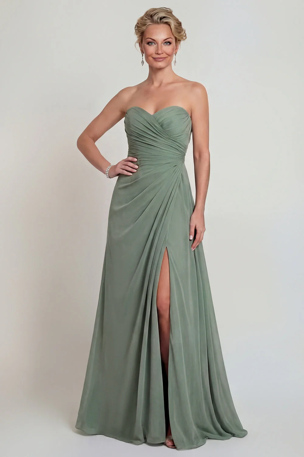 Sauge poussiéreuse Chérie Une robe de mère de la mariée en chiffon froncée avec fente