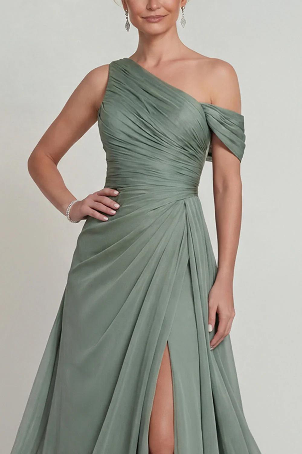 Sauge poussiéreuse Une épaule Une ligne en chiffon froncée Robe mère de la mariée avec fente - Image 3