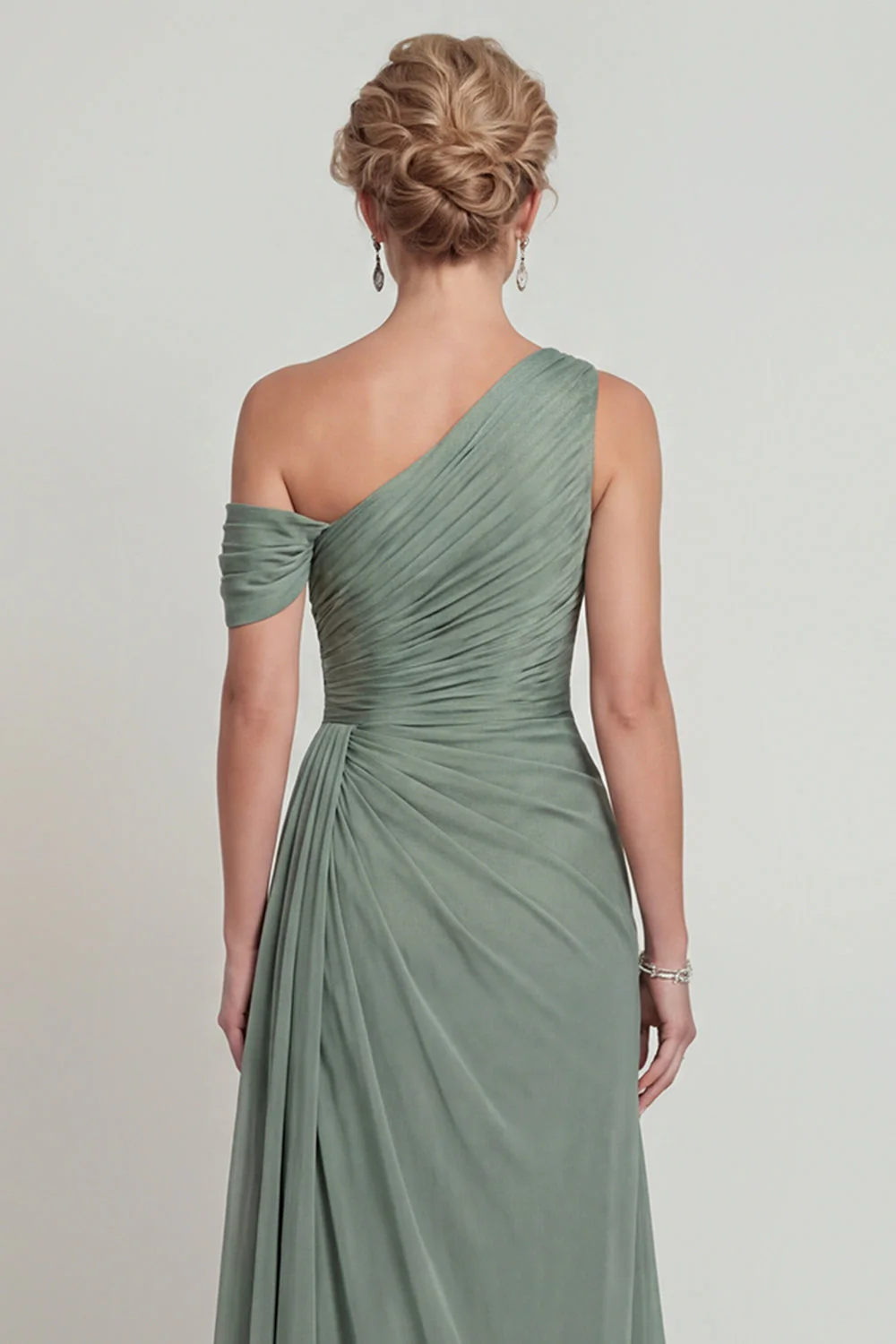 Sauge poussiéreuse Une épaule Une ligne en chiffon froncée Robe mère de la mariée avec fente - Image 4