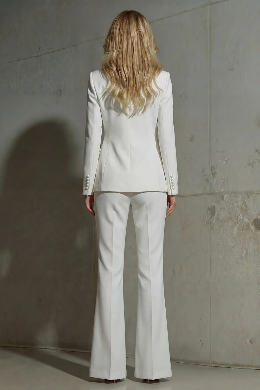 Ensemble femme blanc scintillant 2 pièces avec châle et manches à revers - Image 2