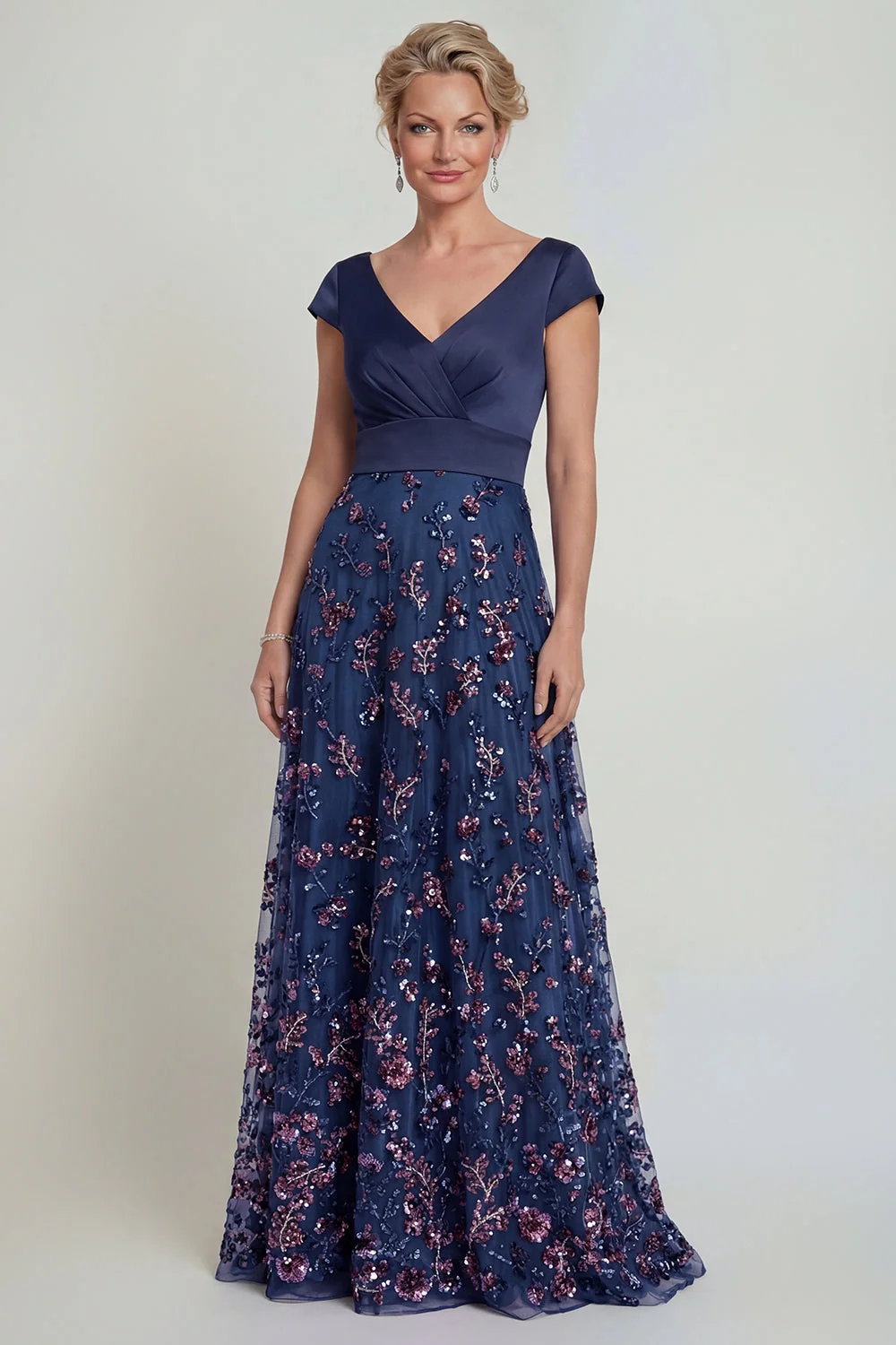 Sequins bleu marine Une robe longue de mère de la mariée à col en V avec manches courtes