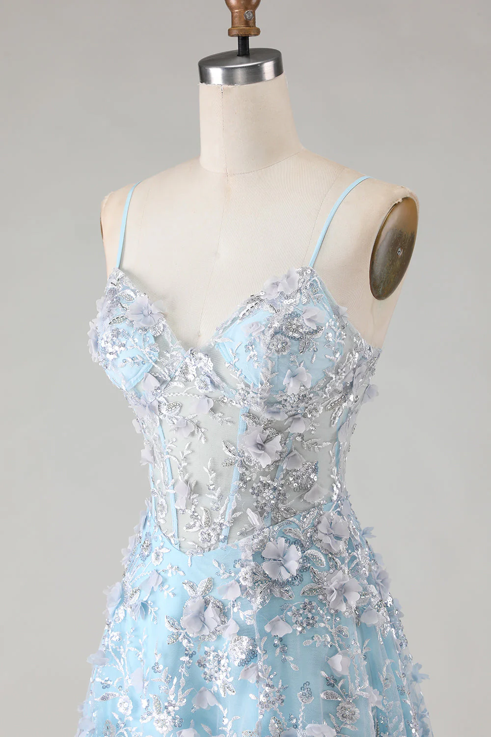 Sequins bleus : une robe de bal longue à applique en corset transparent avec une fente - Image 8
