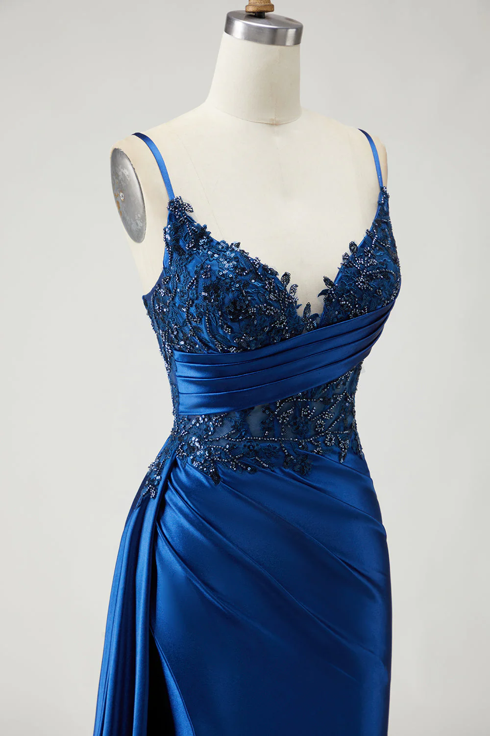 Serpentin de sirène bleu marine robe longue de bal perlée et froncée avec fente - Image 6
