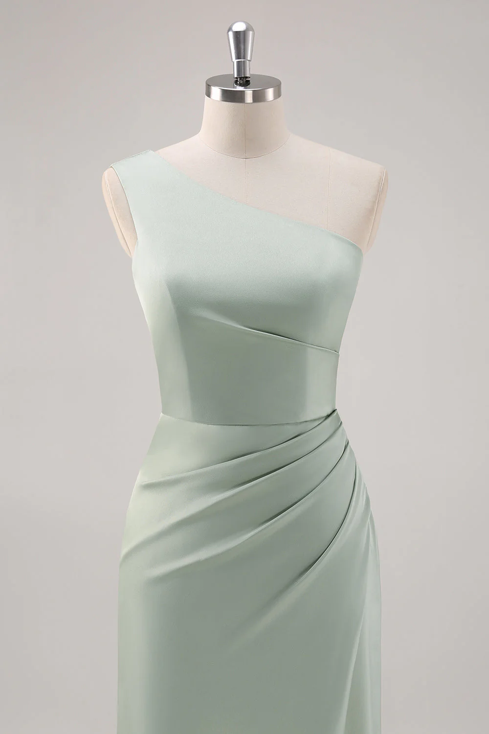 Simple satin vert sauge robe de demoiselle d’honneur à une épaule avec fente - Image 4
