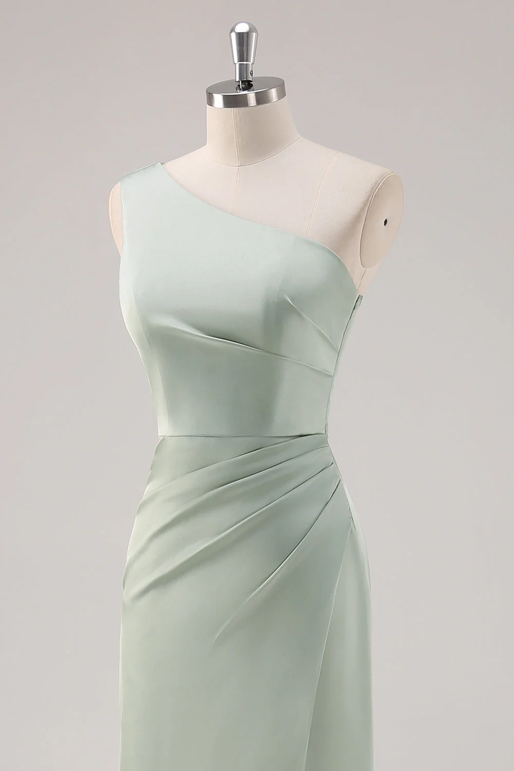 Simple satin vert sauge robe de demoiselle d’honneur à une épaule avec fente - Image 6
