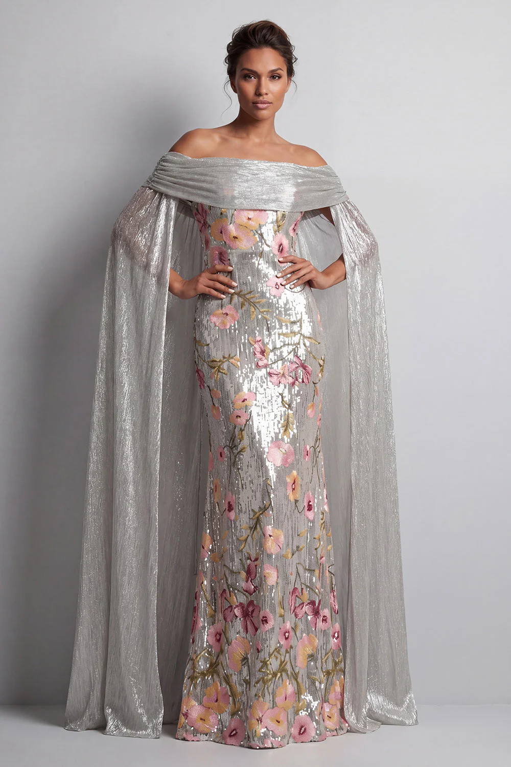 Sirène fleurale en paillettes argentées scintillantes Longue robe de la mariée avec une cape
