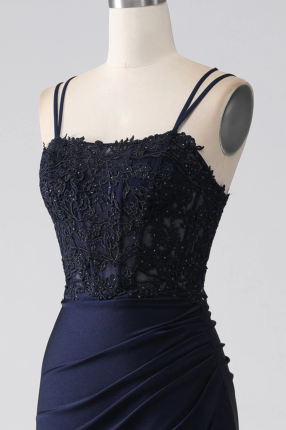 Robe de soirée sirène bleu marine perlée à volants - Image 6