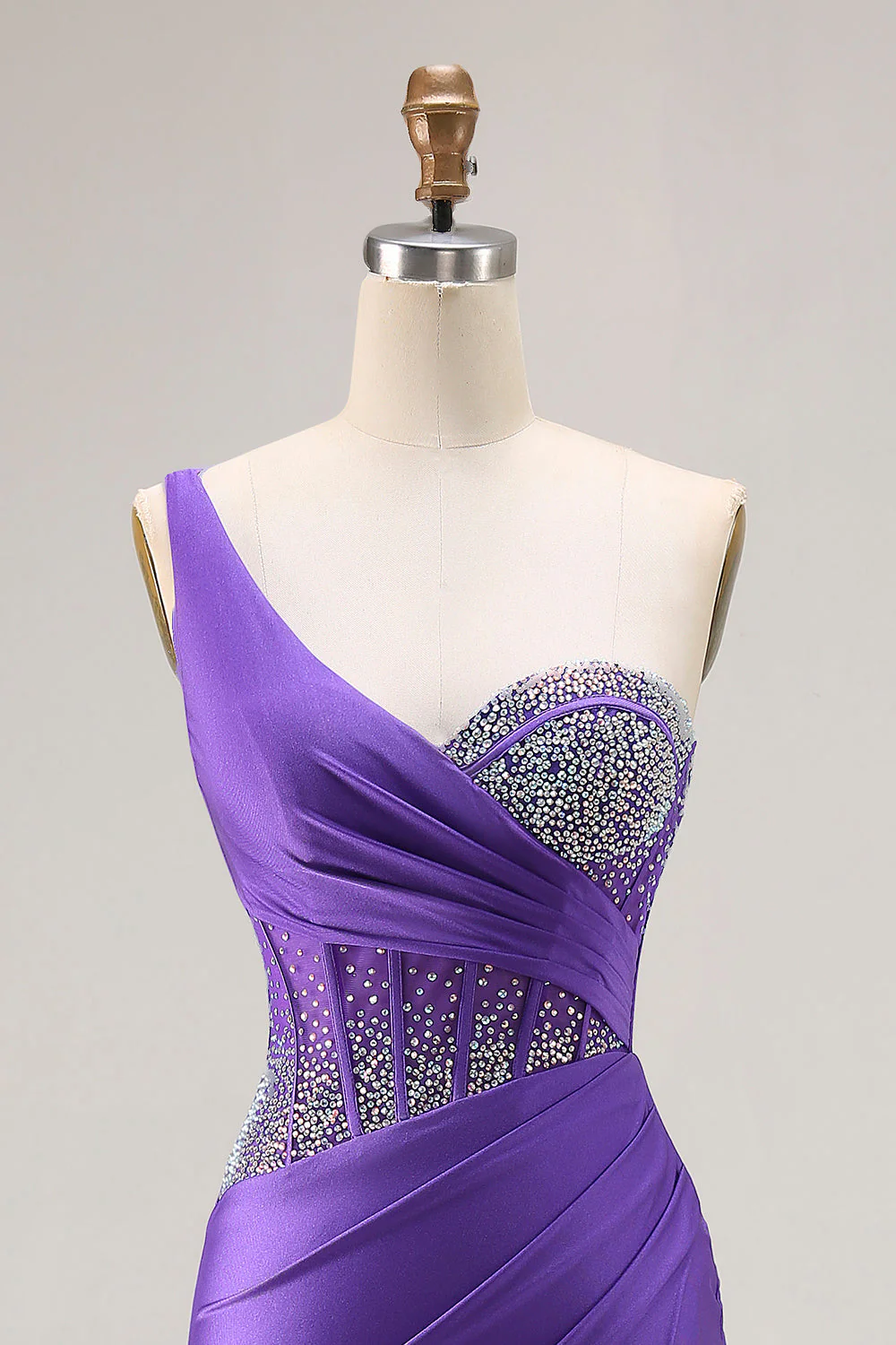 Robe de soirée longue sirène violet foncé à une épaule avec corset orné de perles - Image 4