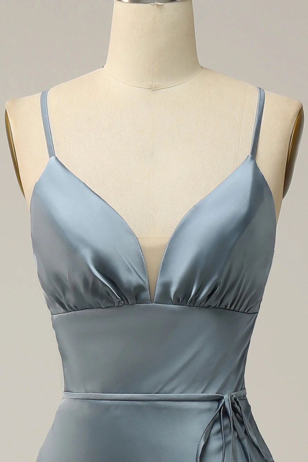 Robe de demoiselle d'honneur bleue en satin à bretelles spaghetti - Image 4
