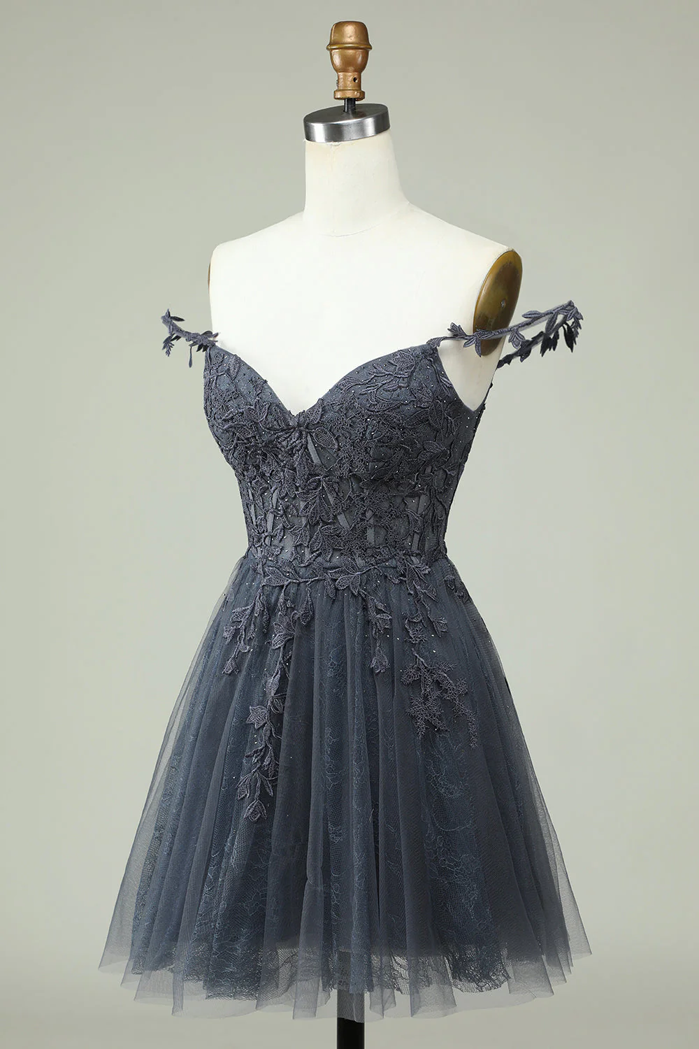 Robe de cocktail courte élégante à bretelles spaghetti avec appliques - Image 11