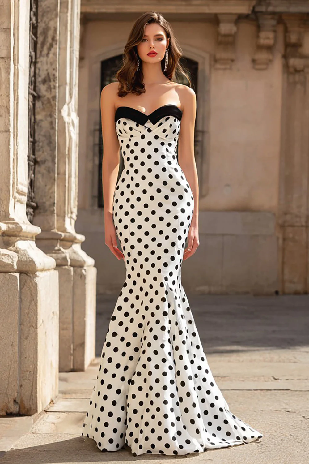 Sweetheart robe de bal blanche à pois noirs longs