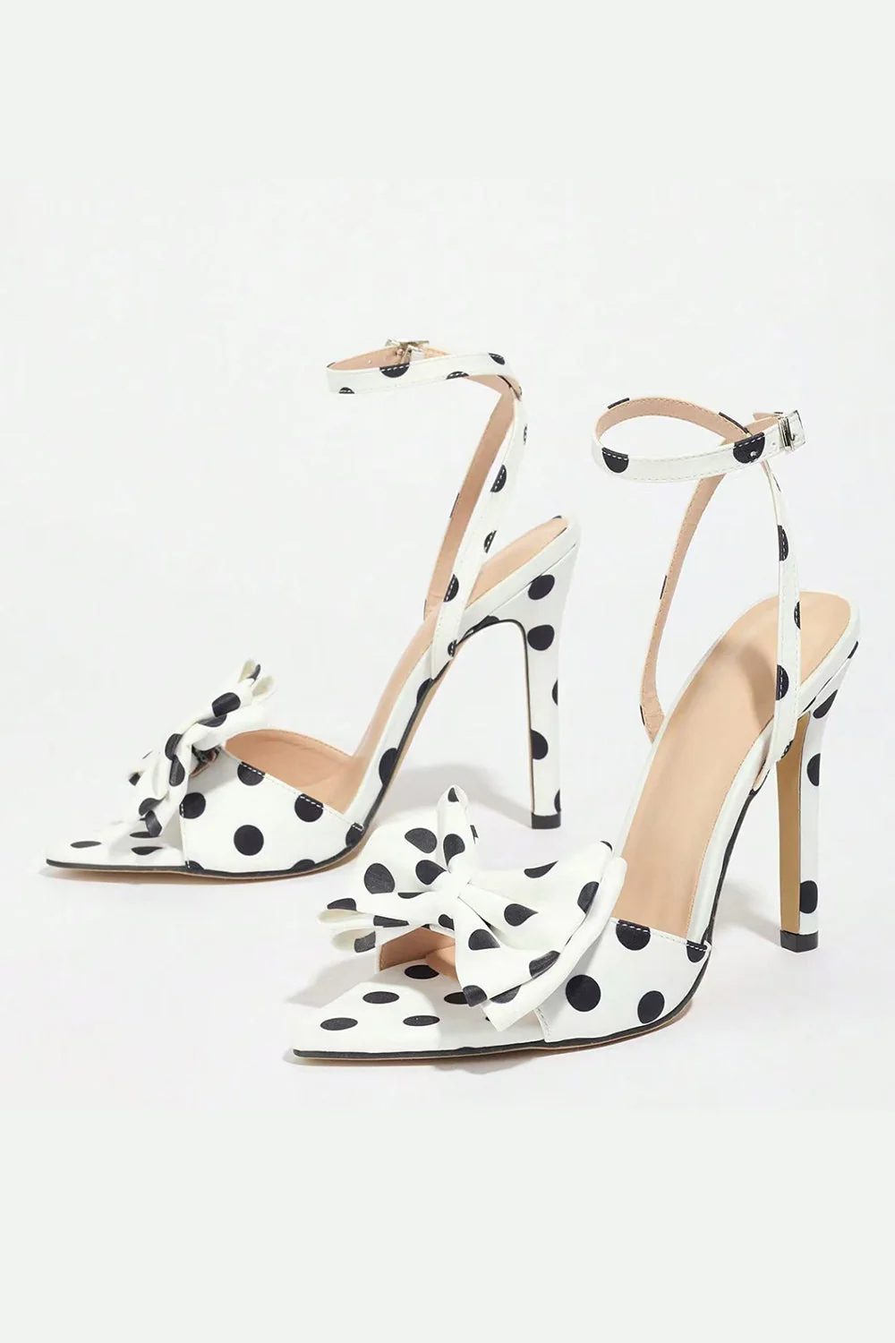 Talons aiguilles à bouts ouverts blancs noirs à pois hauts avec nœud
