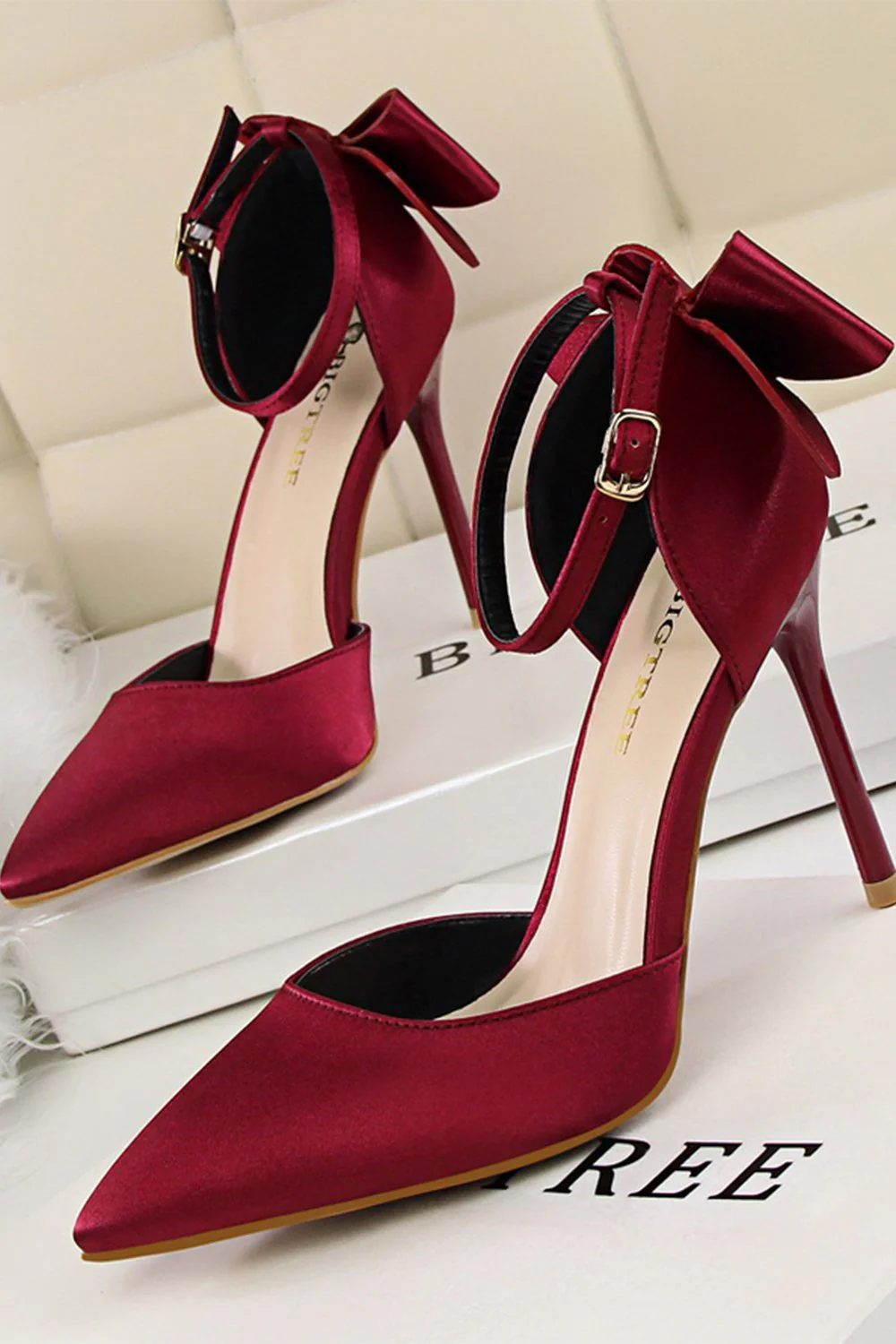Talons de bal en satin de Bourgogne avec nœud papillon - Image 4