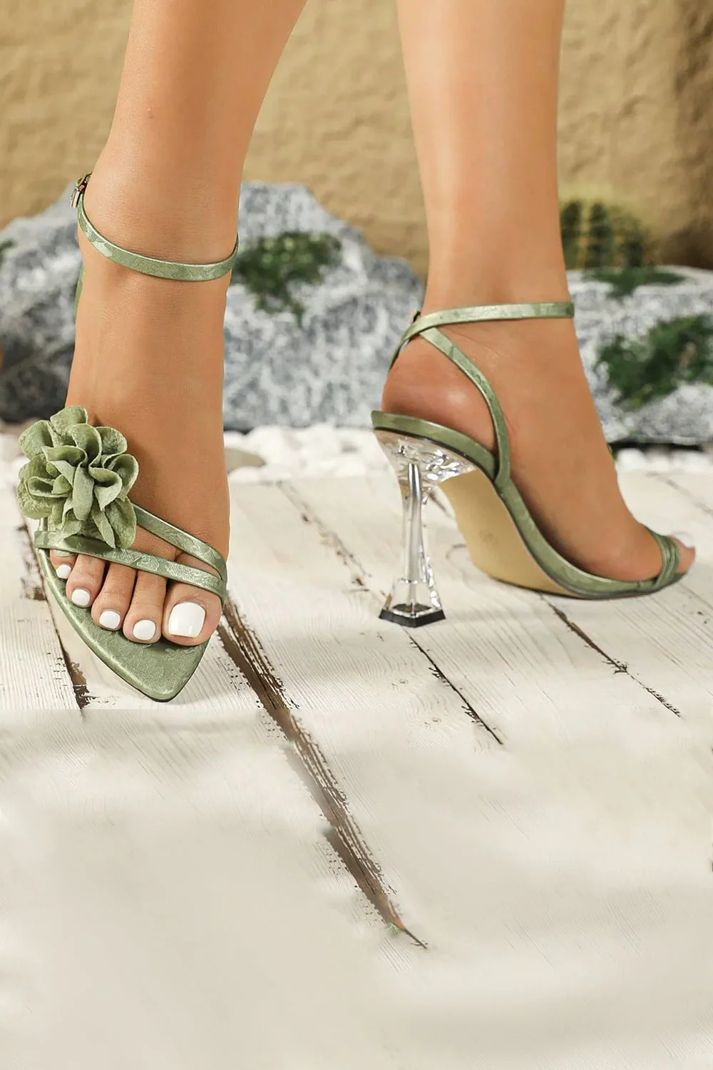 Talons hauts transparents à la cheville à bande verte ouverte avec fleur 3D - Image 3