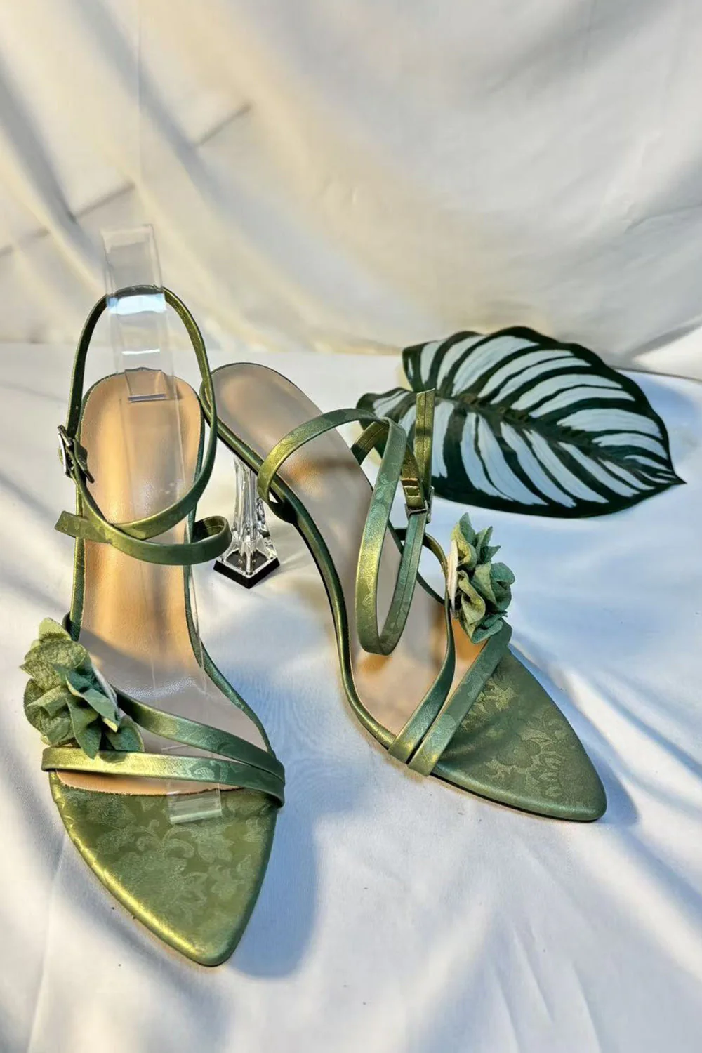 Talons hauts transparents à la cheville à bande verte ouverte avec fleur 3D - Image 5