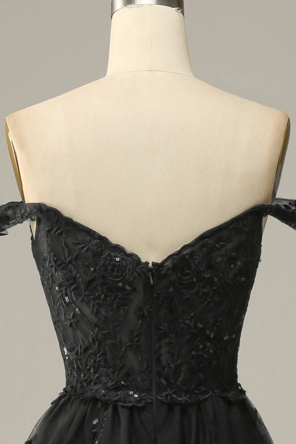 Robe de bal à plusieurs niveaux noire sur les épaules - Image 8