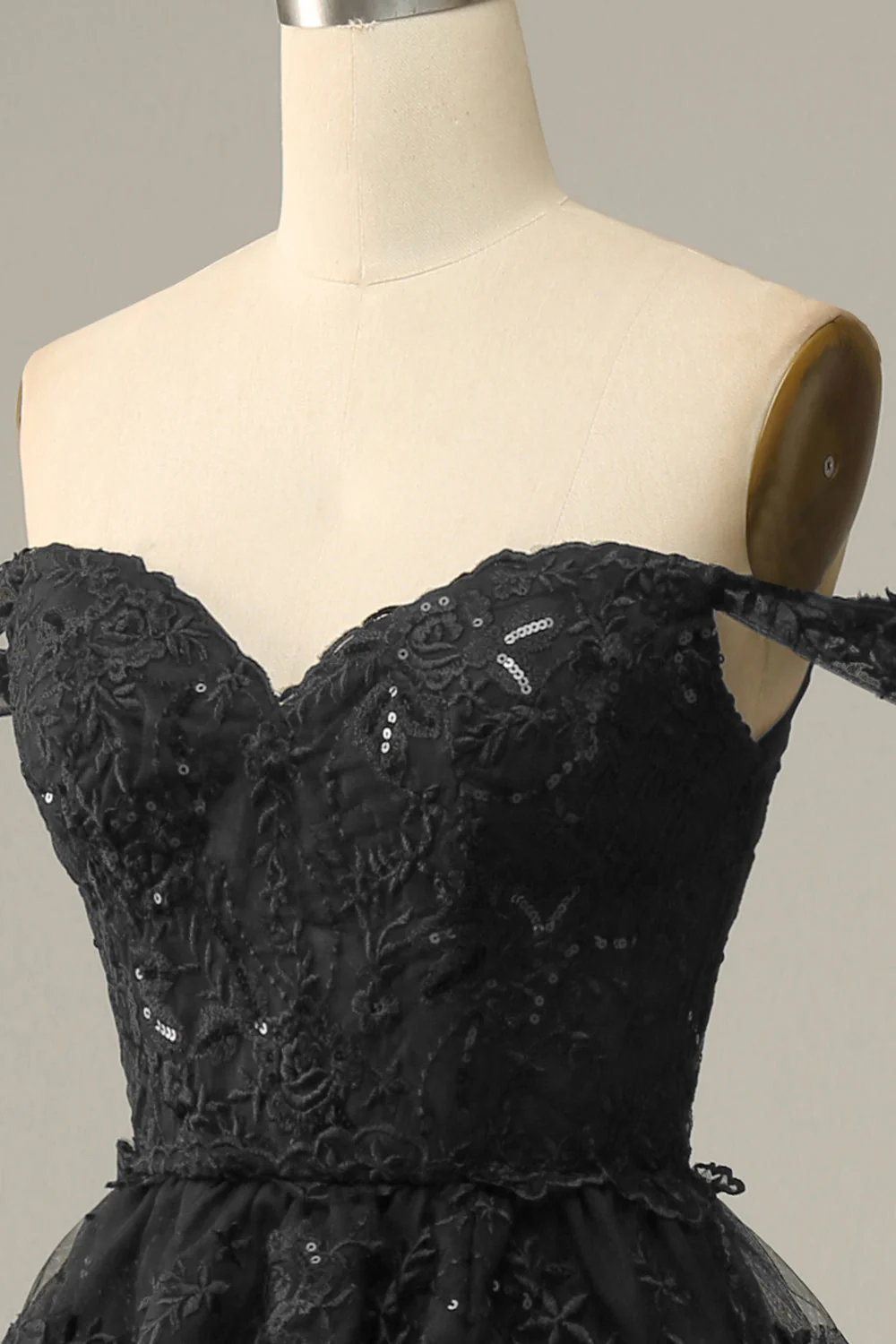 Robe de bal à plusieurs niveaux noire sur les épaules - Image 9