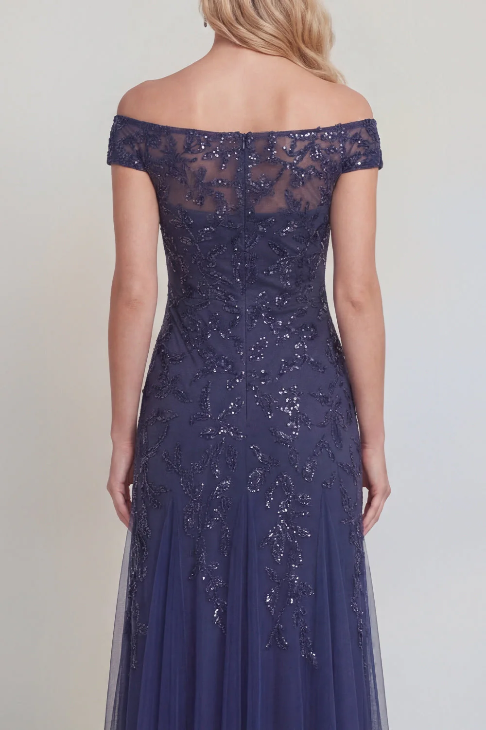 Tulle bleu marine Sequins floraux découverts sur l’épaule Longue robe de mère de la mariée - Image 4