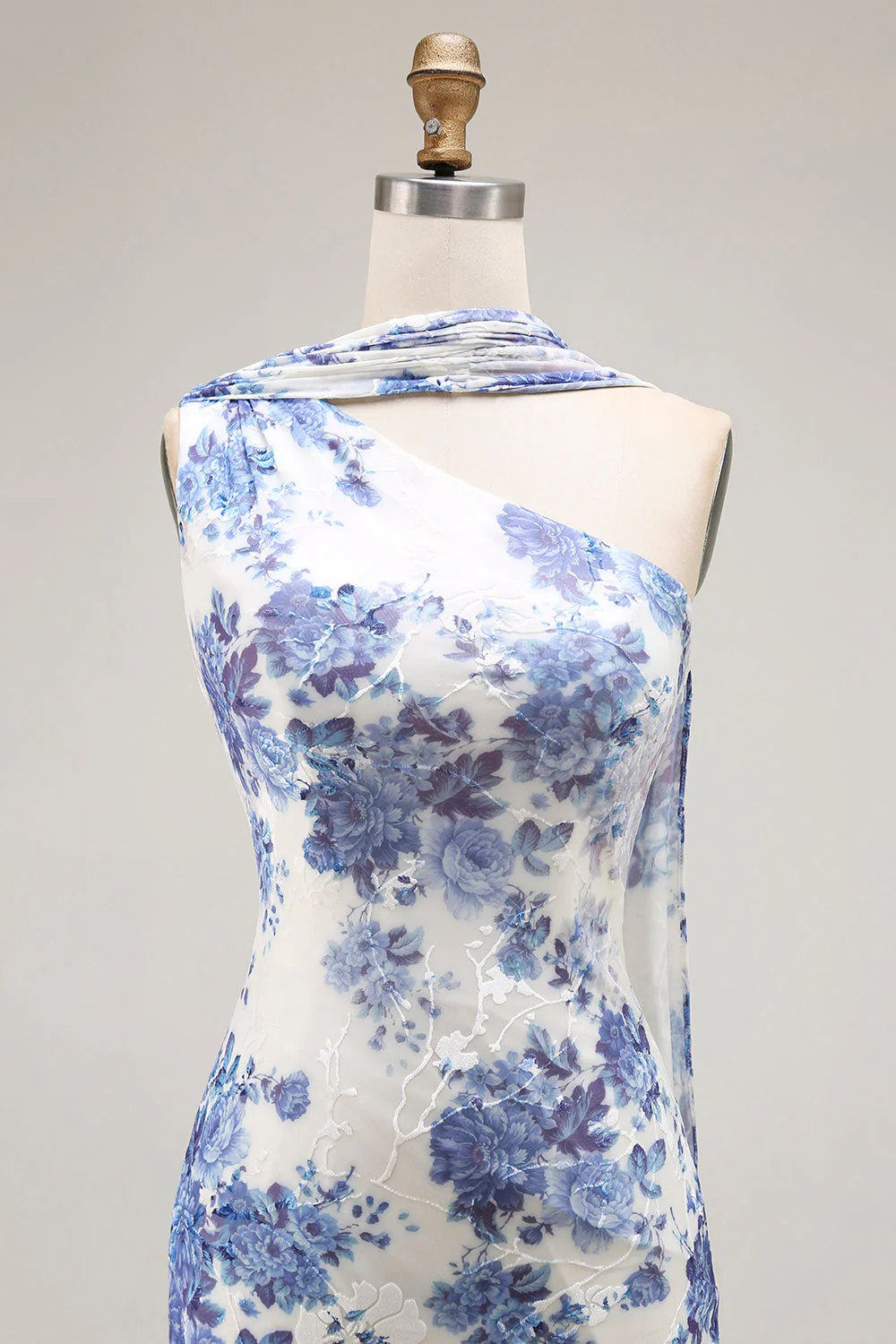 une épaule robe de demoiselle d’honneur gaine florale bleue avec châle - Image 4