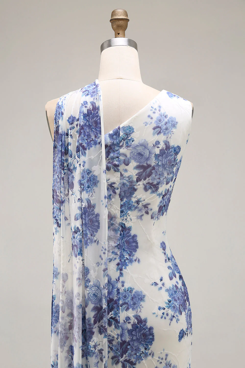 une épaule robe de demoiselle d’honneur gaine florale bleue avec châle - Image 5