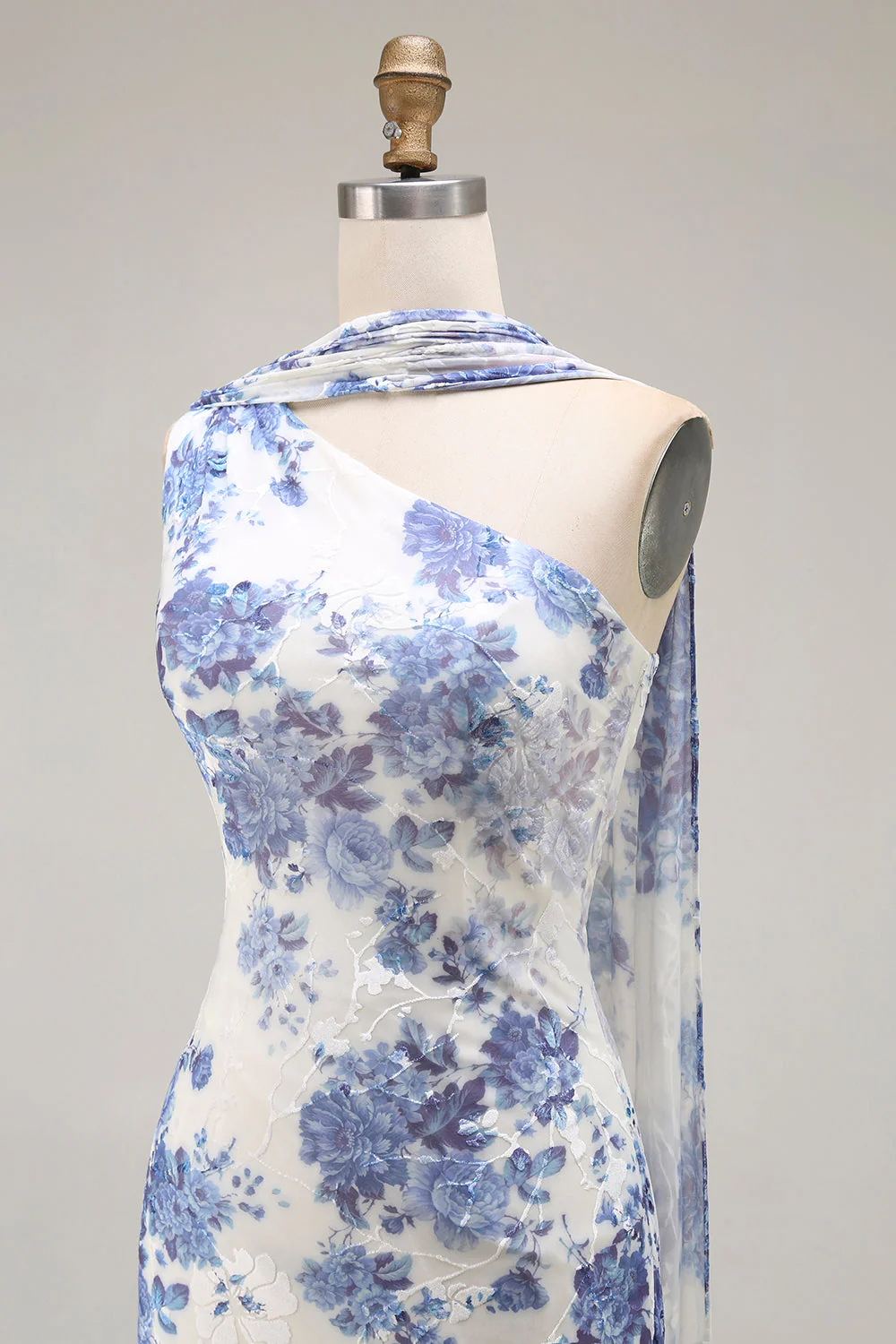 une épaule robe de demoiselle d’honneur gaine florale bleue avec châle - Image 6