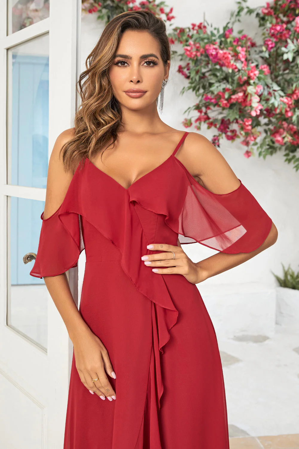 Une ligne à l’épaule Burgundy Robe de demoiselle d’honneur longue avec des volants - Image 4