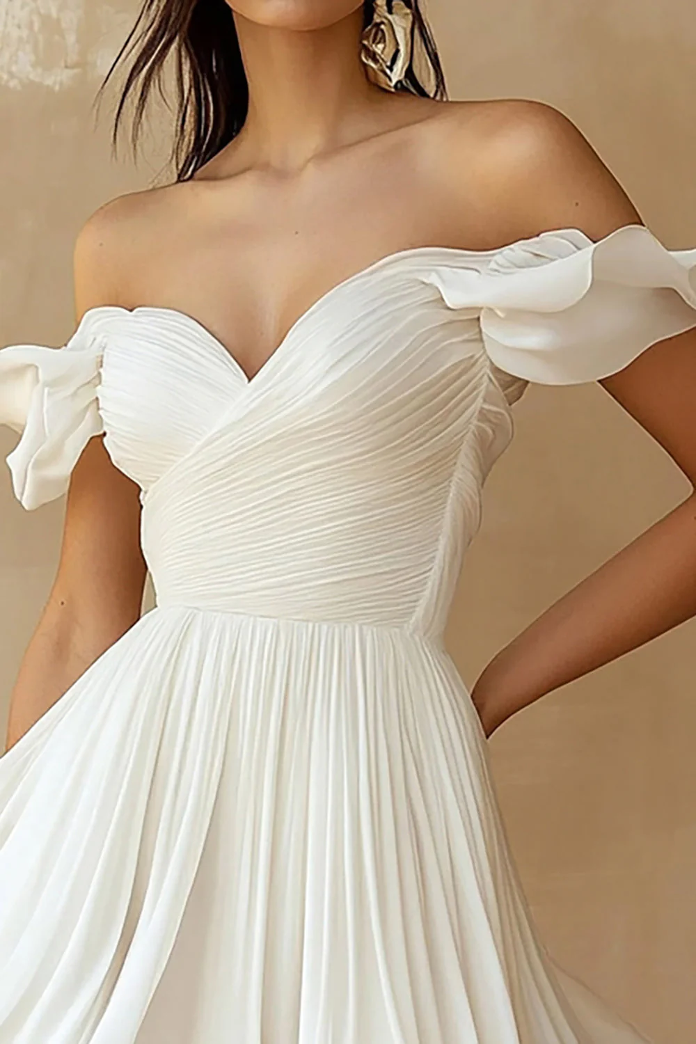 Robe blanche plissée à volants et épaules dénudées - Image 3