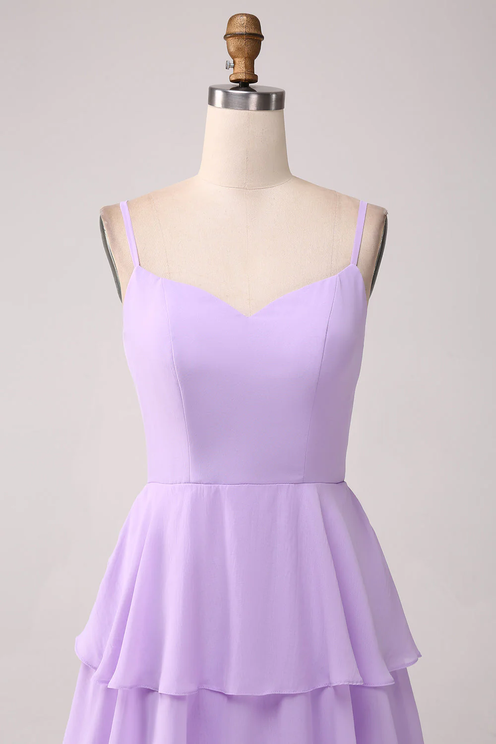 Une ligne bretelles spaghetti à plusieurs niveaux en mousseline de soie lilas robe de demoiselle d’honneur avec fente - Image 4