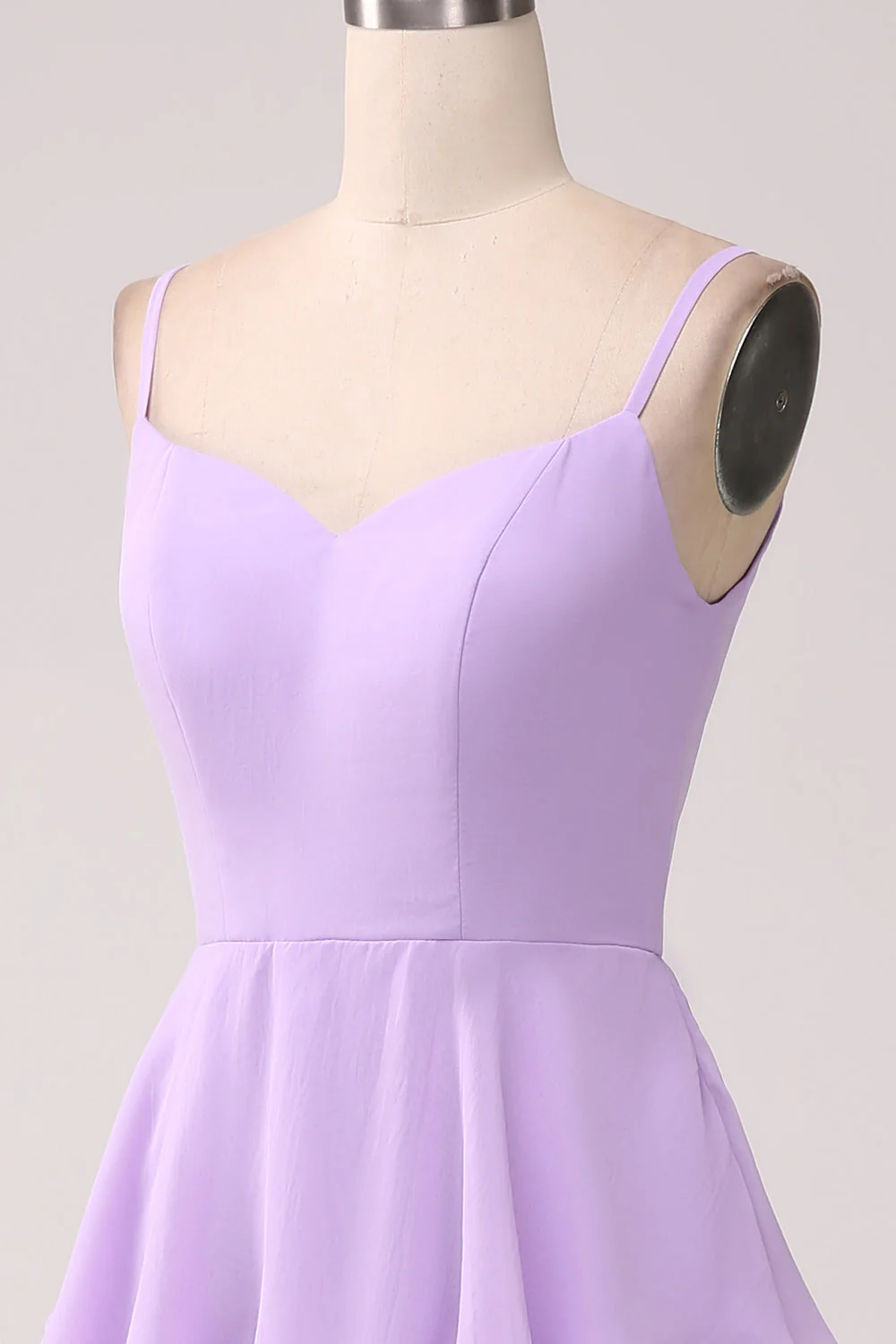Une ligne bretelles spaghetti à plusieurs niveaux en mousseline de soie lilas robe de demoiselle d’honneur avec fente - Image 6